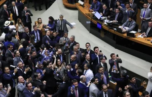 Câmara derruba MP da taxação e impõe derrota ao governo Lula