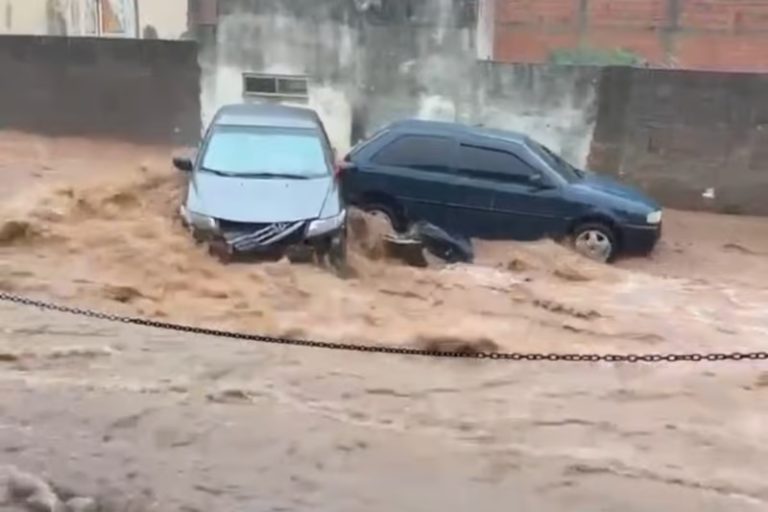 Temporal causa alagamentos e prejuízos em Caetité; veja vídeos