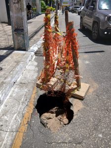 Asfalto cede na avenida Ernesto Dantas no Centro de Vitória da Conquista