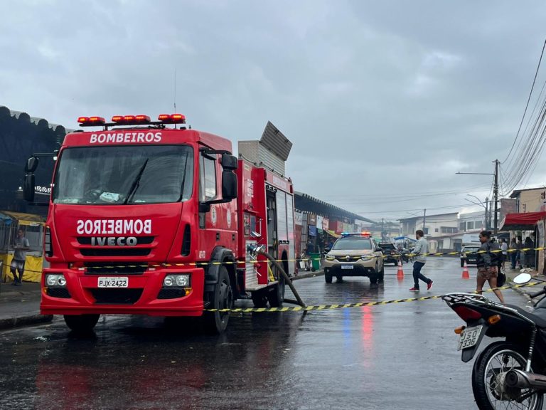 Técnico de 65 anos é intubado após incêndio em barraca de eletrônicos na Feira do Alto Maron