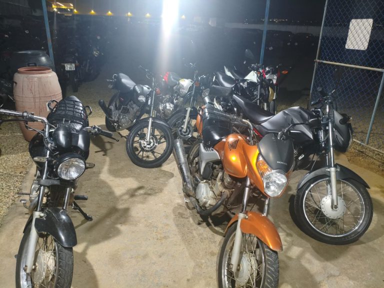 Esquadrão Falcão apreende sete motocicletas após flagrante de direção perigosa no bairro Brasil, em Vitória da Conquista