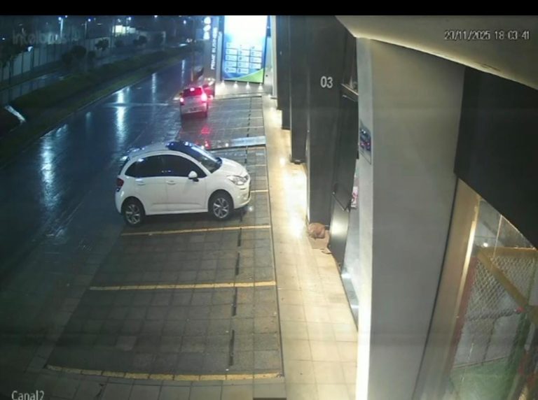 Conquista: Motorista esquece de acionar freio de mão e carro cai em canal de drenagem