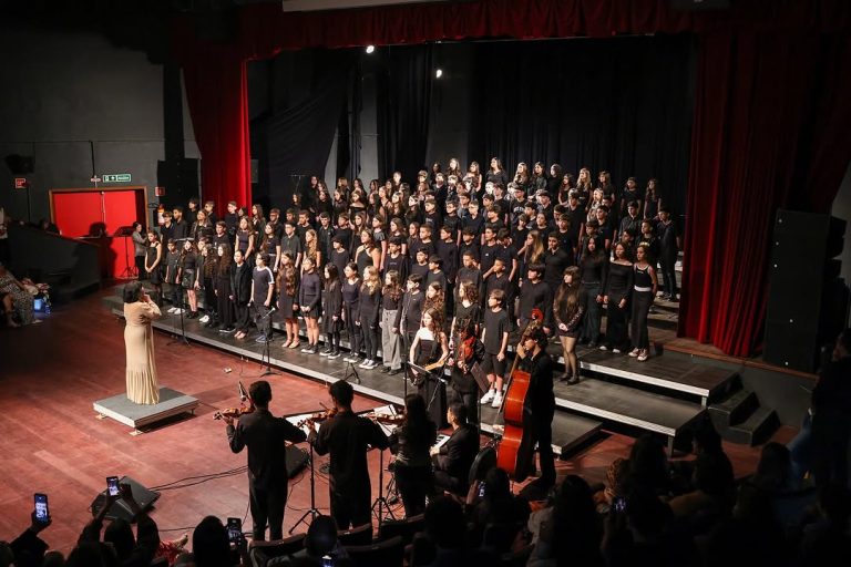 Estudantes do Colégio Maria Salomé emocionam público em apresentação no Centro de Cultura