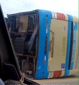 Acidente entre ônibus e carro deixa uma pessoa morta na BA-262