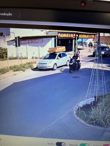 Motorista atinge moto com casal na avenida Laura Nunes e foge sem prestar socorro