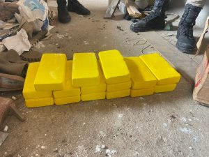 Polícias Civil e Militar apreendem 15 kg de cocaína e armas em Poções