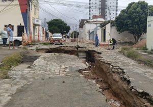 Chuvas atingem Vitória da Conquista e causam cratera na rua Lourival Cairo