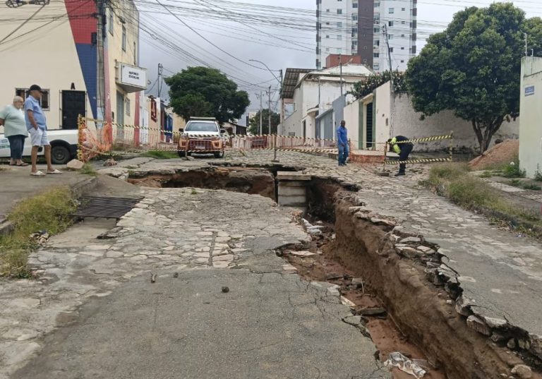 Chuvas atingem Vitória da Conquista e causam cratera na rua Lourival Cairo