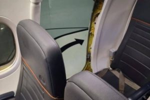 Passageiro é retirado de voo para Vitória da Conquista após dano em saída de emergência