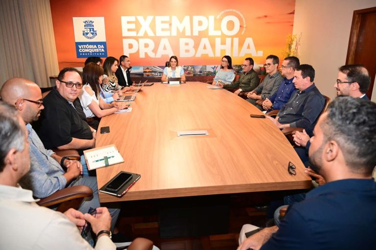 Prefeitura, Câmara, ACEVIC e CDL se reúnem para discutir críticas sobre a nova Zona Azul Digital