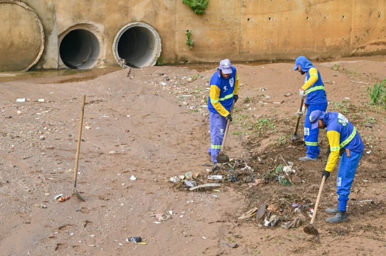 Prefeitura monitora danos e realiza reparos após forte chuva em Vitória da Conquista