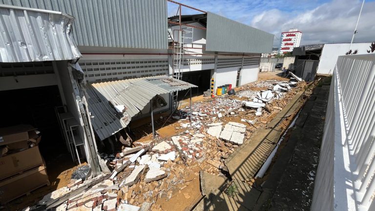 Desabamento de muro de escola após temporal mobiliza defesa civil em Conquista
