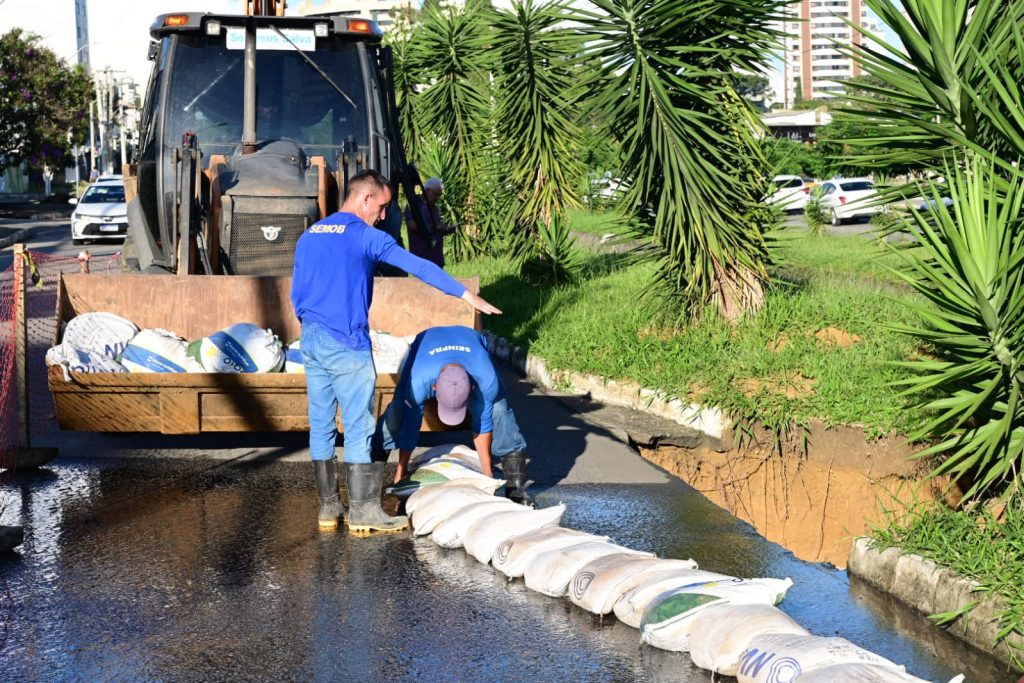 Temporal causa afundamento de rua, queda de muro e interdições em Vitória da Conquista