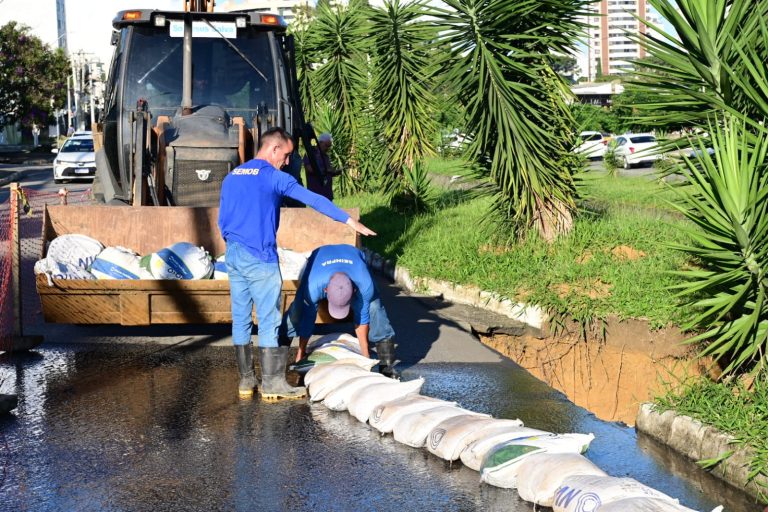 Temporal causa afundamento de rua, queda de muro e interdições em Vitória da Conquista