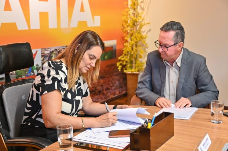 Governo Municipal assina decreto que regulamenta serviço de táxi em Vitória da Conquista