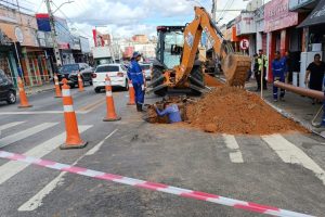 Secretaria de Infraestrutura monitora reparos em cratera causada por rede da Embasa no centro