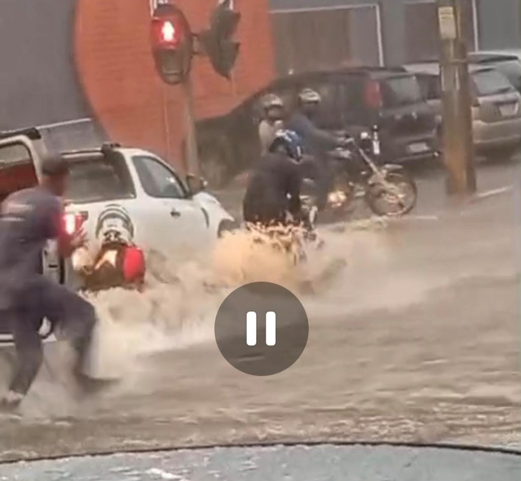 Motociclista é arrastado por enxurrada na Siqueira Campos; INMET emite alerta amarelo para Vitória da Conquista