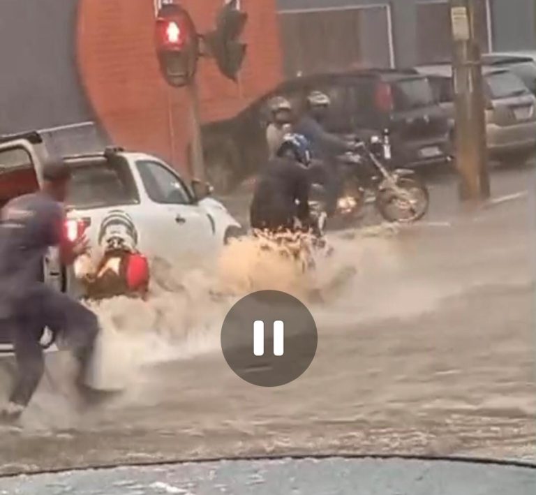 Motociclista é arrastado por enxurrada na Siqueira Campos; INMET emite alerta amarelo para Vitória da Conquista