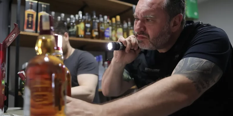 Carnaval: Brasil em Alerta Contra Metanol Após 25 Mortes em 2025; Fiscalização é Intensificada nos Estados