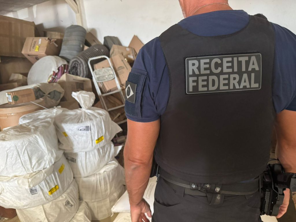 Agentes da Receita Federal fiscalizando cargas em transportadora em Vitória da Conquista