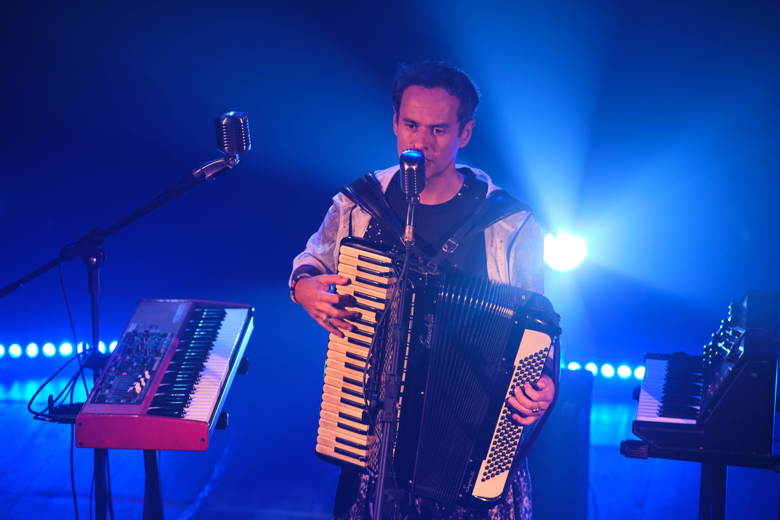 Marcelo Jeneci se apresenta com sanfona durante show em Vitória da Conquista no Centro de Cultura Camillo de Jesus Lima