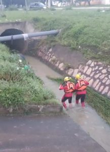 Bombeiros utilizam mergulhadores e drone nas buscas por vítima arrastada pela enxurrada em Conquista