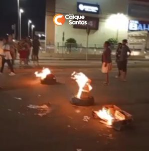 Familiares de Rosânia fazem protesto, queimam pneus e bloqueiam avenida em Vitória da Conquista