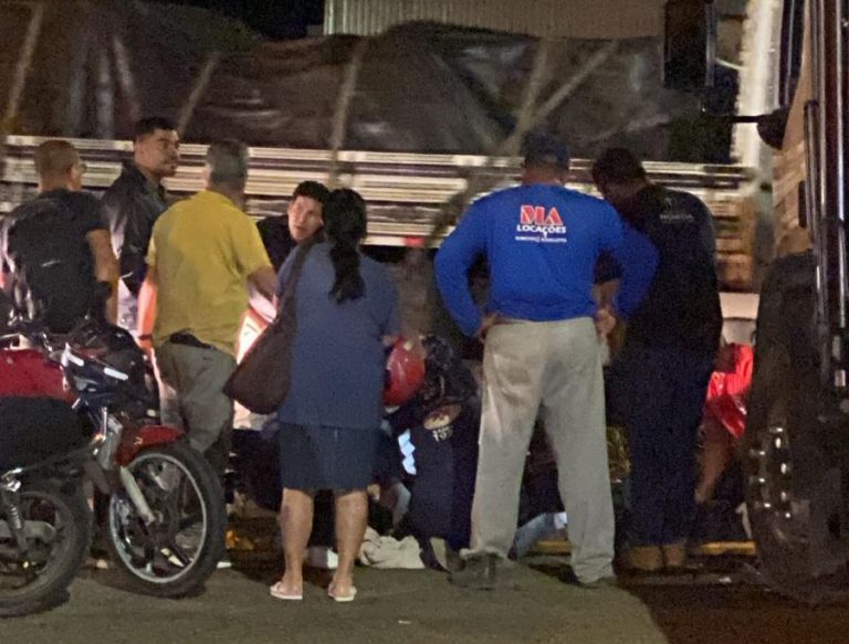 Urgente: Acidente entre moto e caminhão-guincho na entrada do Senhorinha Cairo