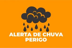 Inmet emite alerta laranja para chuvas intensas em Vitória da ConquistaAviso meteorológico indica risco de ventos fortes, alagamentos e queda de energia entre quarta (4) e sexta-feira (6)  Vitória da Conquista está sob alerta laranja (perigo) para chuvas intensas, conforme aviso meteorológico divulgado pelo Instituto Nacional de Meteorologia (Inmet). O alerta começou às 10h desta quarta-feira (4) e segue válido até 10h de sexta-feira (6).  De acordo com o órgão, estão previstas chuvas entre 30 e 60 milímetros por hora, podendo chegar a 50 a 100 milímetros ao longo do dia, acompanhadas de ventos intensos entre 60 e 100 km/h.  Segundo o Inmet, as condições climáticas podem provocar corte de energia elétrica, queda de galhos de árvores, alagamentos e descargas elétricas.  Orientações à população  Diante do alerta, a recomendação é que a população evite se abrigar debaixo de árvores, devido ao risco de queda e também de descargas elétricas. Também é orientado não estacionar veículos próximos a torres de transmissão ou placas de propaganda.  Outra orientação importante é evitar o uso de aparelhos eletrônicos ligados à tomada durante tempestades.  A população deve acompanhar as atualizações dos órgãos oficiais, já que as condições meteorológicas podem mudar ao longo do dia.  Contato da Defesa Civil  Em caso de emergência, a população pode acionar a Defesa Civil de Vitória da Conquista pelos seguintes contatos:  📞 Telefone: (77) 3229-3456 📱 WhatsApp: (77) 98856-5070