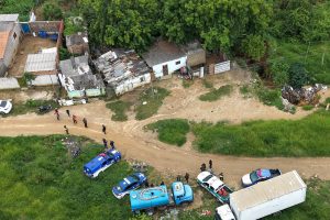Casas demolidas pela Prefeitura no Alto do Boa Vista após risco de desabamento em Vitória da Conquista