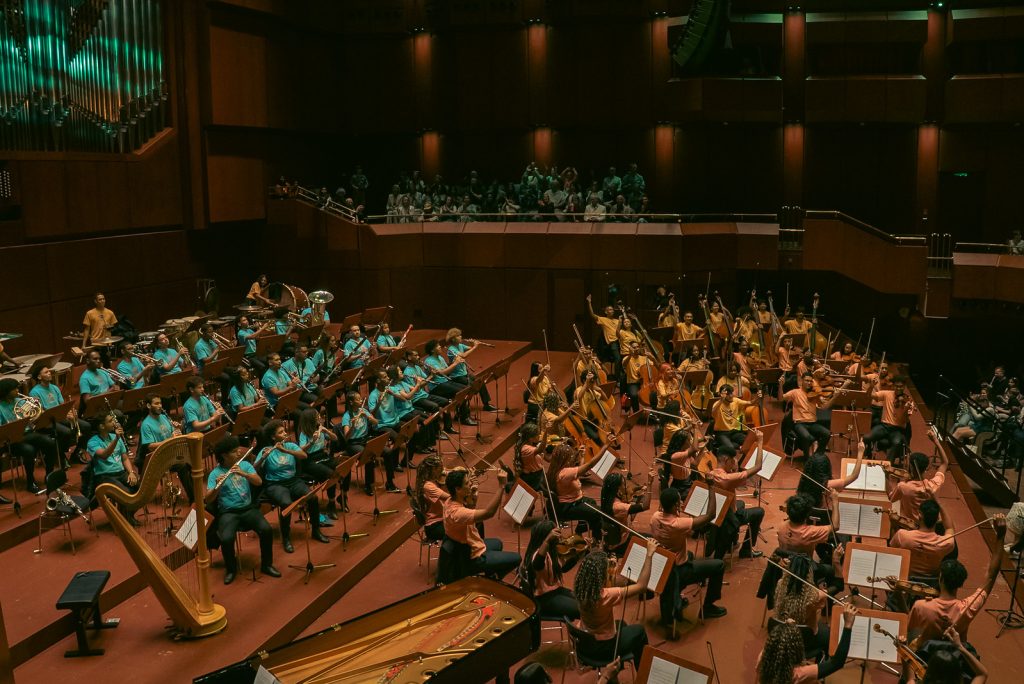 Jovens de Vitória da Conquista participam da 10ª turnê internacional da Orquestra NEOJIBA