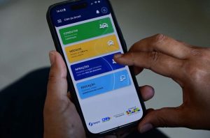 Vitória da Conquista adere a sistema digital e passa a enviar multas direto no celular