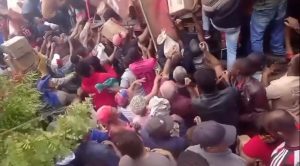 Carreta de leite ninho tomba no anel rodoviário de Conquista e carga é saqueada; veja o vídeo