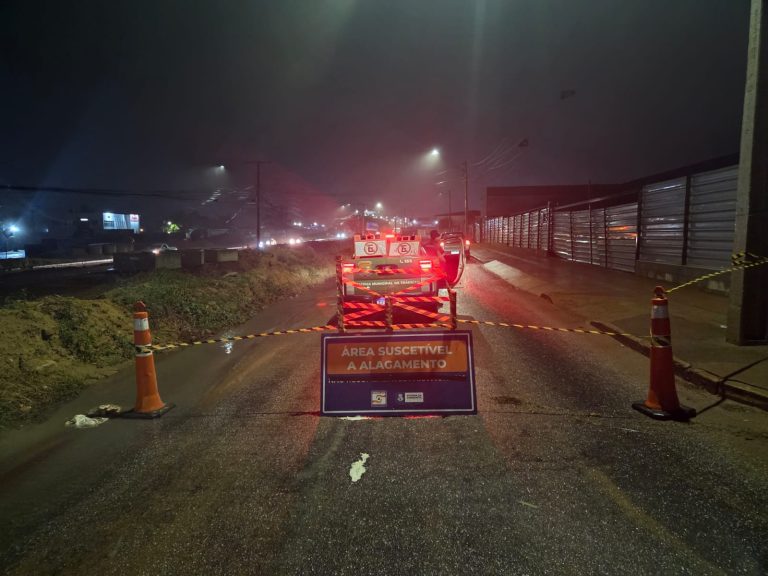 Prefeitura bloqueia trecho da Avenida Brumado após risco estrutural causado pelas chuvas