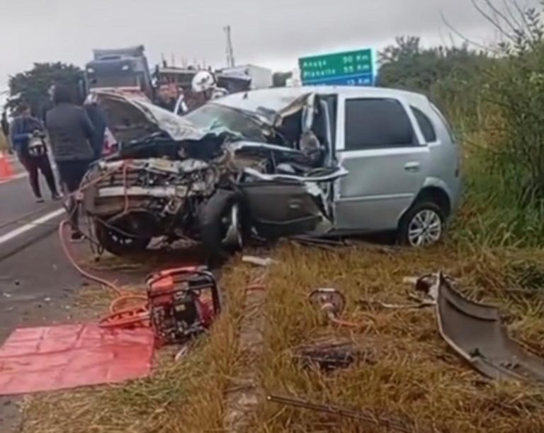 Acidente entre carro e caminhão deixa três feridos no Anel Viário de Conquista