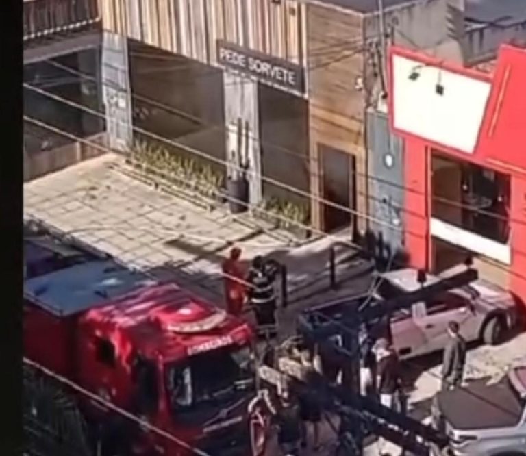 Bombeiros Militares do 7º BBM debelam incêndio na Pede Sorvete