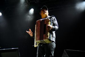 Tarcísio do Acordeon encanta público com músicas que reúnem forró, cultura da vaquejada e o ritmo do piseiro