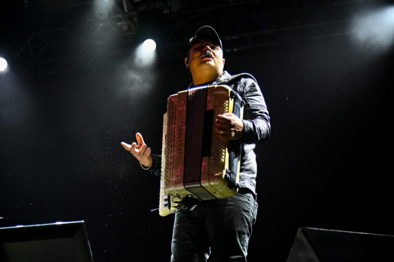 Tarcísio do Acordeon encanta público com músicas que reúnem forró, cultura da vaquejada e o ritmo do piseiro