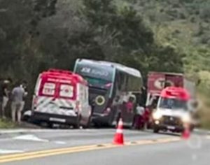 Acidente com ônibus que seguia para Vitória da Conquista deixa funcionário da Cidade Sol morto