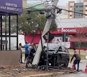 Acidente se repete: mesmo tipo de veículo bate em poste no mesmo cruzamento de Vitória da Conquista