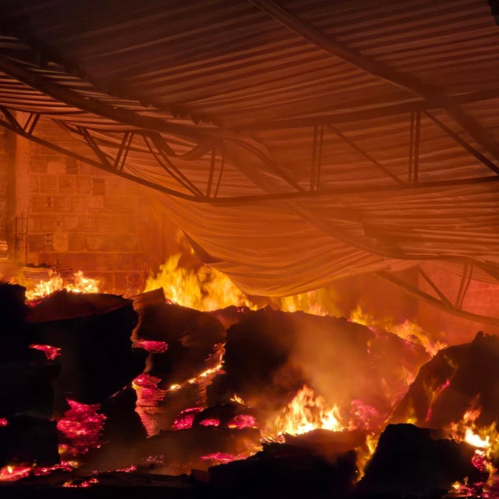 Incêndio de grandes proporções em fábrica de estofados no bairro Bateias, em Vitória da Conquista