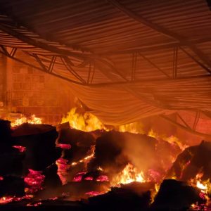 Incêndio de grandes proporções em fábrica de estofados no bairro Bateias, em Vitória da Conquista
