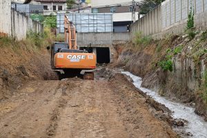 Trabalhador fica ferido após soterramento parcial em obra da Juracy Magalhães, em Vitória da Conquista
