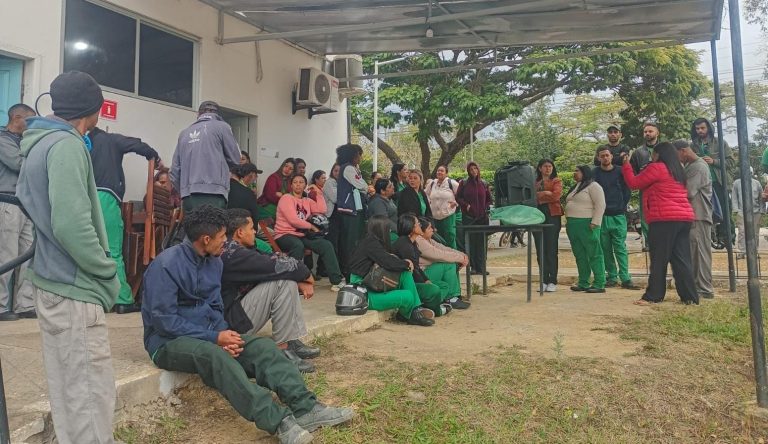 Terceirizados da Creta paralisam atividades na UESB após atraso de salários