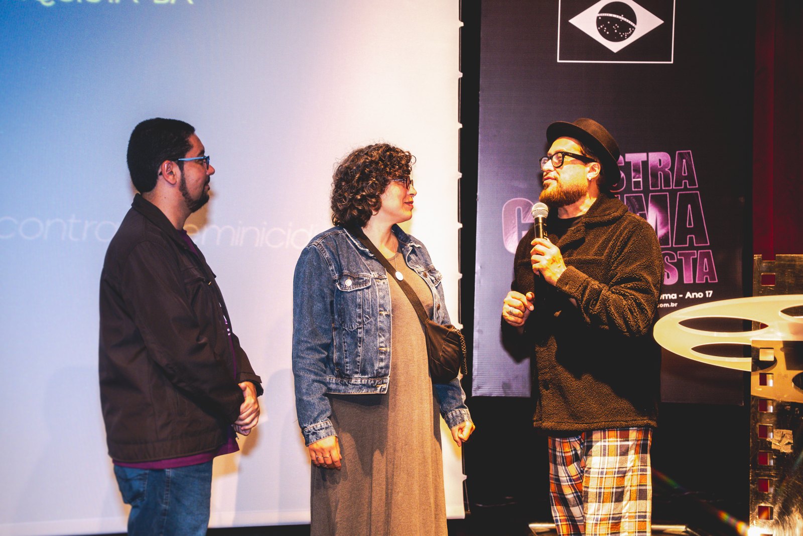 Curadores rafael carvalho e erica daniela santos creditos nagual pardo na premiação da Mostra Cinema Conquista
