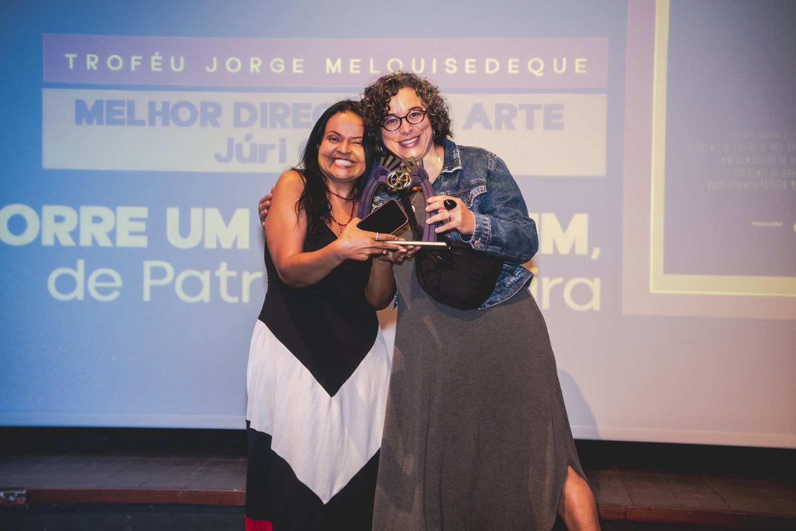 Melhor direcao de arte juri oficial patricia moreira pelo curta metragem corre u na premiação da Mostra Cinema Conquista