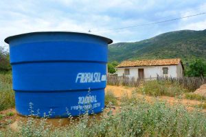 Estado cede kit de irrigação e 300 caixas d’água para entidades em Vitória da Conquista