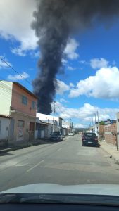 🚨 URGENTE | Incêndio tem depósito de materiais recicláveis no Boa vista em Vitória da Conquista