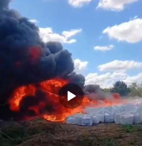 🚨 URGENTE | Incêndio em depósito de materiais recicláveis no Boa vista em Vitória da Conquista