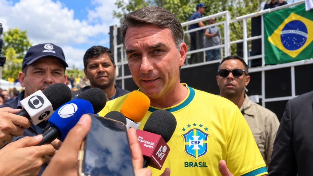 Em Vitória da Conquista Flávio Bolsonaro rebate “ajuda americana” e promete programa para jovens empreendedores